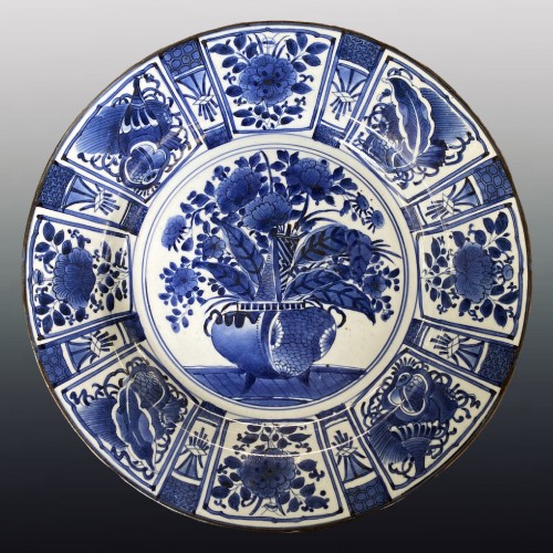 Japon, grand plat en porcelaine bleu blanc, 17e siècle - Cristina Ortega & Michel Dermigny