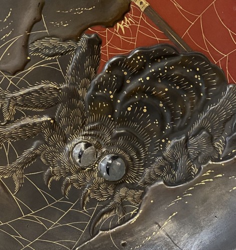 Japon, plat en laque, La Princesse Kamigashi et l'araignée géante, époque Edo - 