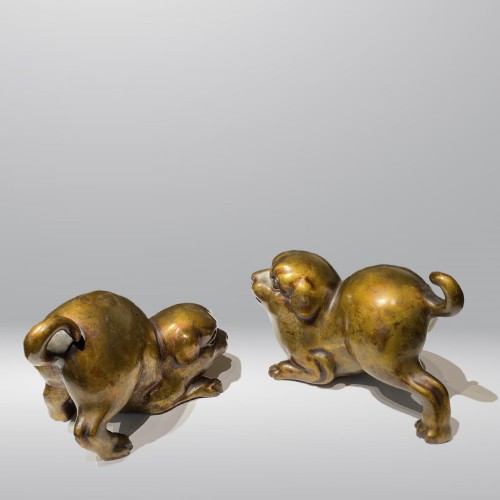 Japon, paire de chiots en bronze, époque Meiji - Cristina Ortega & Michel Dermigny