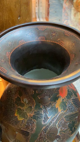Paire de grands vases en cloisonné de laque sur porcelaine, Japon époque Meiji - Cristina Ortega & Michel Dermigny
