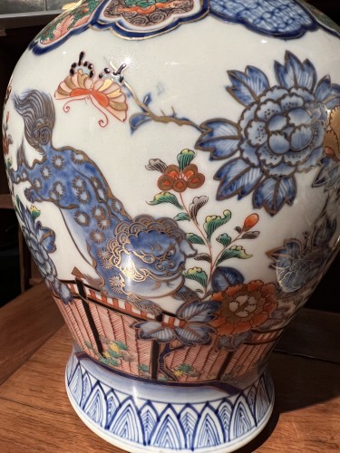 Paire de vases potiches couvertes en porcelaine de Arita à décor Imari - Cristina Ortega & Michel Dermigny