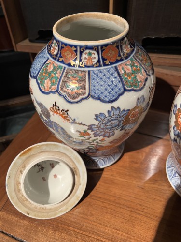 XIXe siècle - Paire de vases potiches couvertes en porcelaine de Arita à décor Imari