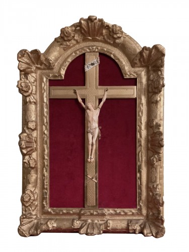 Christ en ivoire de Dieppe dans son cadre Régence en bois doré