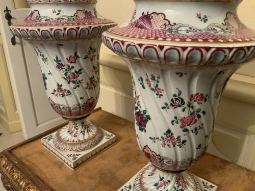 Céramiques, Porcelaines  - Paire de vases couverts, signés Samson