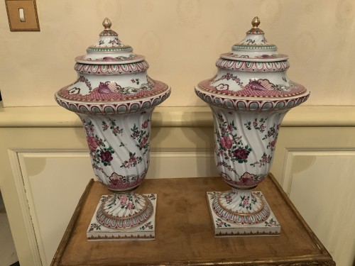 XIXe siècle - Paire de vases couverts, signés Samson