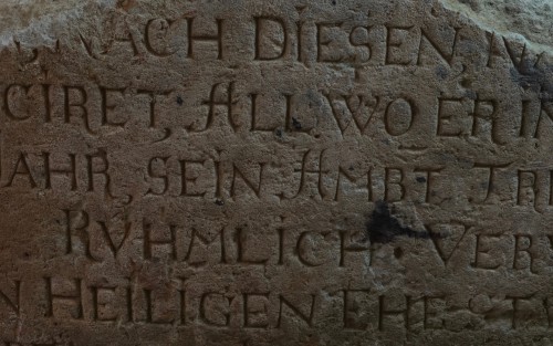 Grand fragment avec inscription médiévale - Matériaux & Architecture Style Moyen Âge