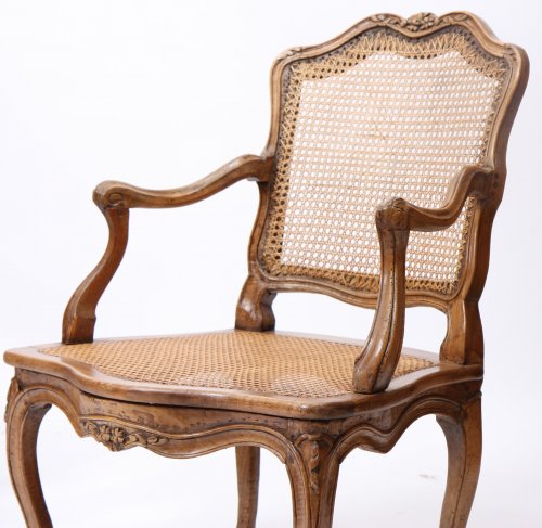 Paire de larges fauteuils cannés d'époque Louis XV - Sièges Style Louis XV