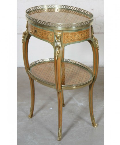 Mobilier Table & Guéridon - Table de salon marquetée Louis XV Modèle de Jean-Pierre DUSAUTOY