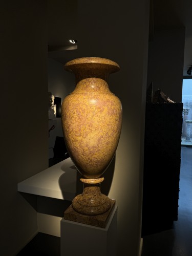 Vase monumental en marbre de Brocatelle d’Espagne - Desmet Galerie