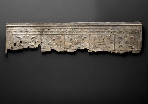  - Fragment romain d'un sarcophage en plomb
