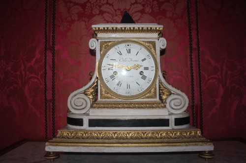 Pendule en bois sculpté laqué et doré de C. de LeMoine, Paris 1778 - Horlogerie Style Louis XVI