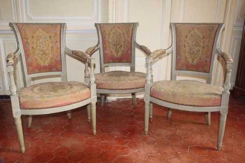 Sièges Fauteuil & Bergère - Suite de trois fauteuils laqués gris perle, époque du Directoire fin XVIIIe