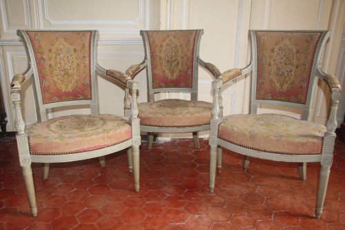 Suite de trois fauteuils laqués gris perle, époque du Directoire fin XVIIIe - Didascalies
