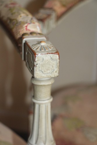 Directoire - Suite de trois fauteuils laqués gris perle, époque du Directoire fin XVIIIe
