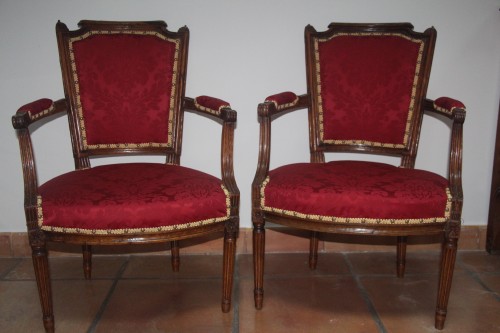 Paire de fauteuils à chapeau de gendarme, époque Louis XVI - Sièges Style Louis XVI