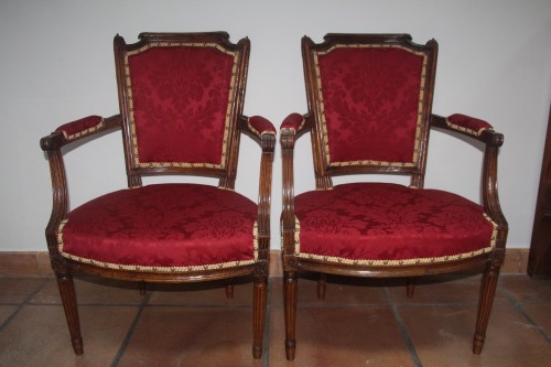 Paire de fauteuils à chapeau de gendarme, époque Louis XVI - Didascalies