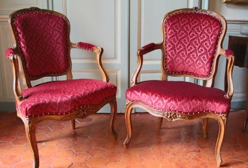 Paire de fauteuils "en cabriolet" en noyer d'époque Louis XV