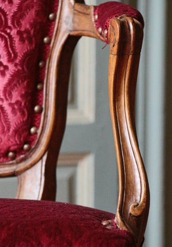 Paire de fauteuils "en cabriolet" en noyer d'époque Louis XV - Louis XV