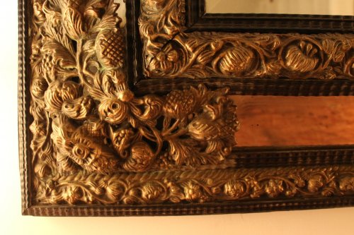 Miroir à fronton en laiton repoussé et ébène, début XIXe - Miroirs, Trumeaux Style Restauration - Charles X