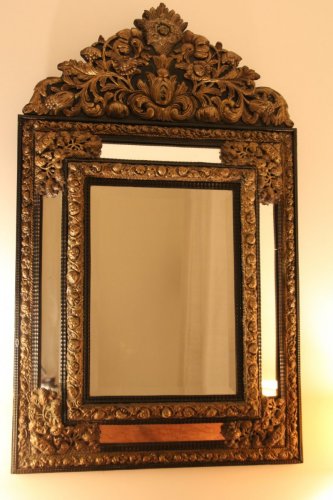 Miroirs, Trumeaux  - Miroir à fronton en laiton repoussé et ébène, début XIXe