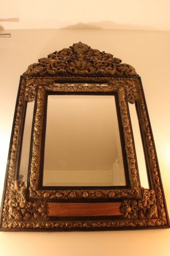 Miroir à fronton en laiton repoussé et ébène, début XIXe - Didascalies