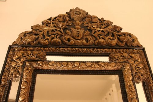 Miroir à fronton en laiton repoussé et ébène, début XIXe - Restauration - Charles X