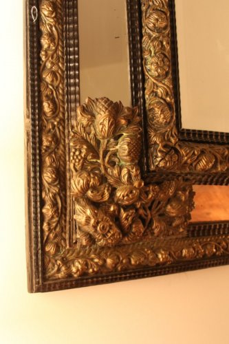 Antiquités - Miroir à fronton en laiton repoussé et ébène, début XIXe
