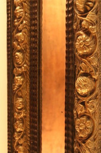 Antiquités - Miroir à fronton en laiton repoussé et ébène, début XIXe