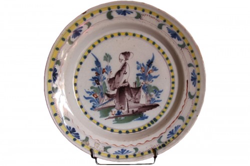 Grand plat en faïence de l'Est, décor au chinois, 1ere moitié du XVIIIe siècle