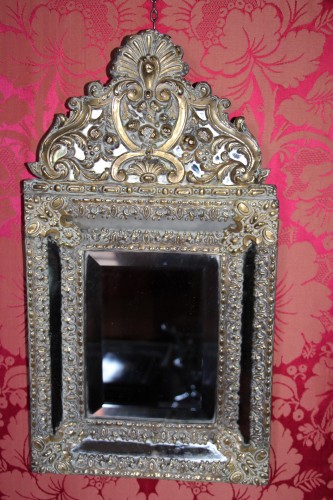 XIXe siècle - Miroir à parecloses en laiton repoussé, motif à la grenade, vers 1820, XIXe siècle.