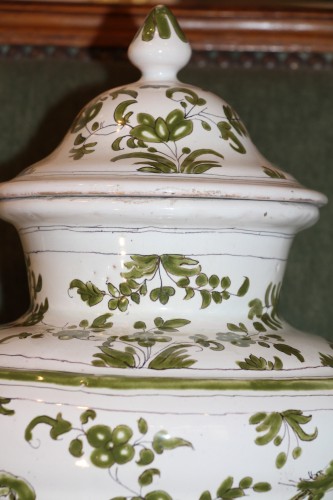 Fontaine à décor grand feu vert, Moustiers fin XVIIIe siècle - Directoire