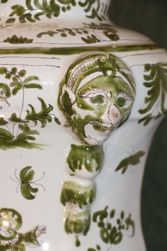 Antiquités - Fontaine à décor grand feu vert, Moustiers fin XVIIIe siècle