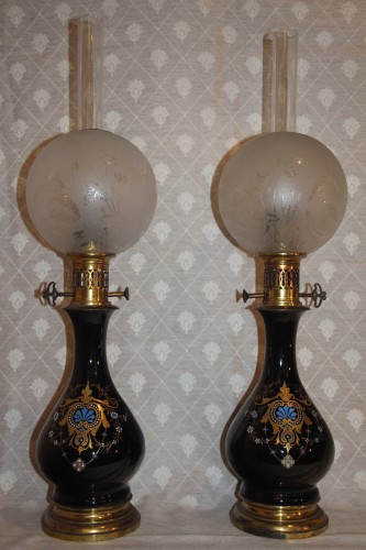 Paire de lampes Napoléon III en opaline à rehaut d'or et de bleu - Luminaires Style Napoléon III