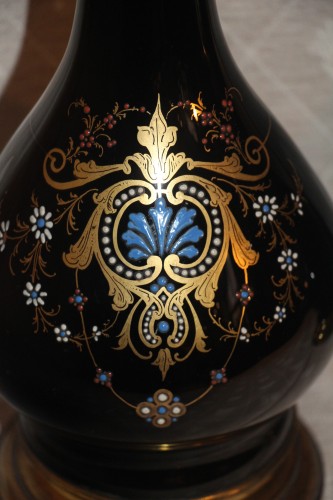 Paire de lampes Napoléon III en opaline à rehaut d'or et de bleu - Didascalies