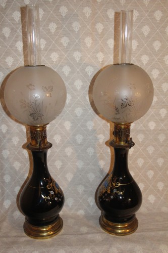 Antiquités - Paire de lampes Napoléon III en opaline à rehaut d'or et de bleu