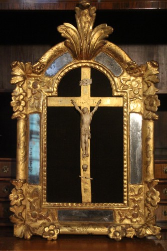 Art sacré, objets religieux  - Crucifix en ivoire sculpté dans son cadre à parecloses, époque Régence, début XVIIIe