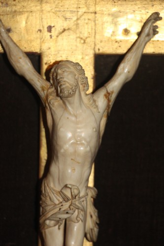 Crucifix en ivoire sculpté dans son cadre à parecloses, époque Régence, début XVIIIe - Régence
