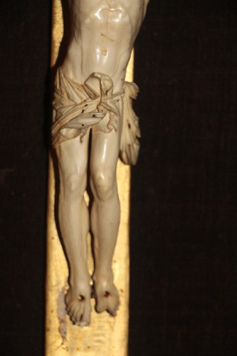 Antiquités - Crucifix en ivoire sculpté dans son cadre à parecloses, époque Régence, début XVIIIe