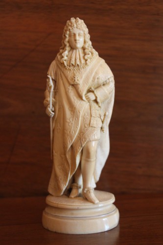 Louis XIV portant la main de justice, ivoire XVIIIe - Objets de Vitrine Style Louis XV