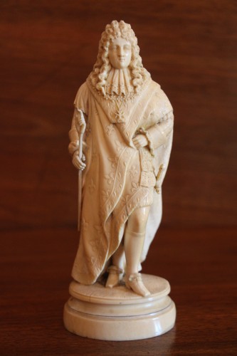 Objets de Vitrine  - Louis XIV portant la main de justice, ivoire XVIIIe