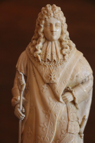 Louis XIV portant la main de justice, ivoire XVIIIe - Didascalies