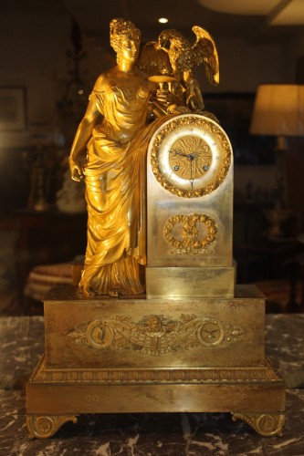 Pendule Empire à La vestale en bronze doré, début XIXe - Horlogerie Style Empire