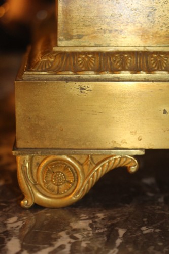 Pendule Empire à La vestale en bronze doré, début XIXe - Didascalies