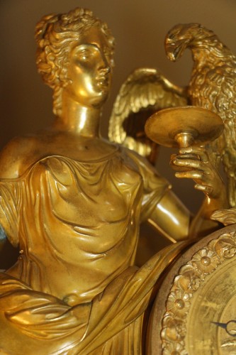 XIXe siècle - Pendule Empire à La vestale en bronze doré, début XIXe
