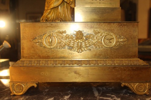 Pendule Empire à La vestale en bronze doré, début XIXe - Empire