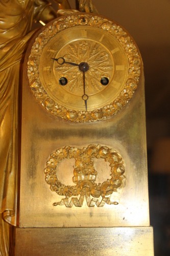 Empire - Pendule Empire à La vestale en bronze doré, début XIXe