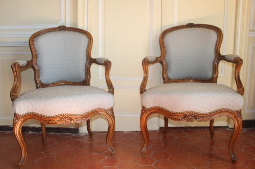 Antiquités - Paire de fauteuils en cabriolets vers 1755, attribués à Pierre Nogaret