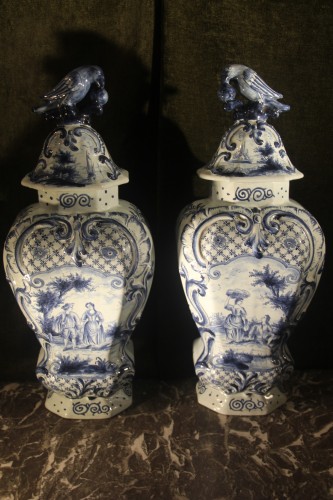 Paire de vases aux perroquets, faïence de Delft bleue début XIXe siècle - Didascalies