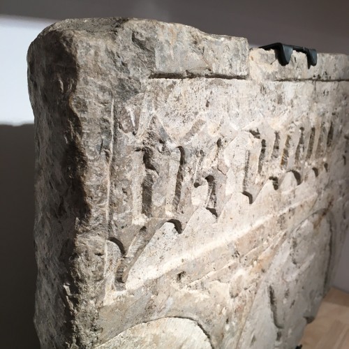 Fragment de pierre tombale du XVe siècle - Art sacré, objets religieux Style Moyen Âge