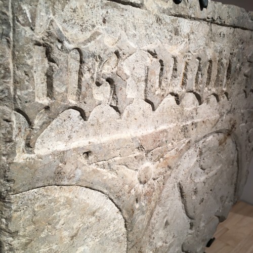 XIe au XVe siècle - Fragment de pierre tombale du XVe siècle